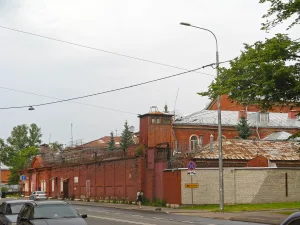 Кирпичная ограда с въездными воротами