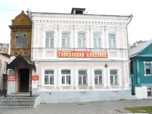 Главный дом с литым зонтом входа