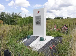 Братская могила советских воинов
