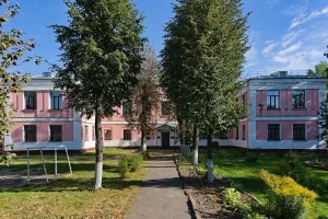 Здание школы на первом рабочем посёлке