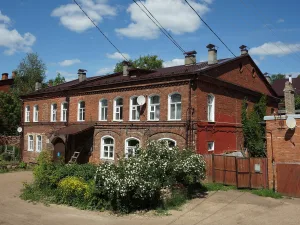 Жилой дом с проездом во двор