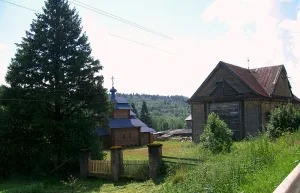 Погост с двумя церквями и оградой