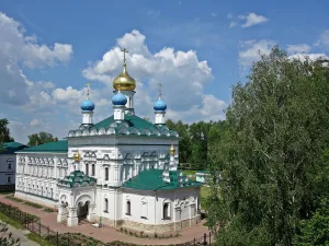 Больничный корпус с церковью Успения Пресвятой Богородицы
