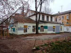 Флигель с конюшнями