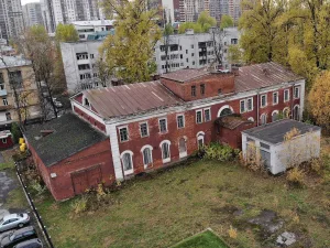 Казарменный корпус с церковью Александра Невского