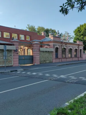 Здание лаборатории (с оградой)