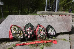 Братская могила военных моряков и воинов