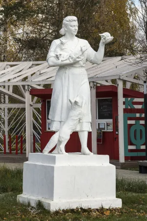 Скульптура «Совхозница-зверовод» («Лисятница»)