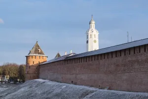 Прясло стены между Митрополичьей башней и Воскресенской аркой