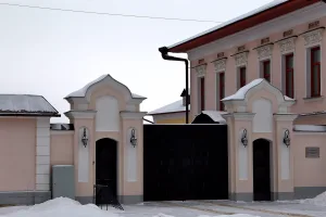 Ограда с западными воротами