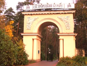 Парадная арка входа в санаторий Сестрорецк