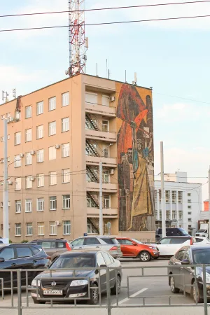Здание железнодорожного почтамта с мозаичным панно «1905 год»