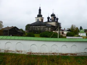 Стены ограды