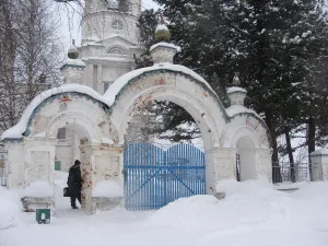 Ограда с двумя часовнями, двумя башнями, воротами и калитками