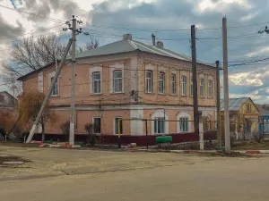Комплекс зданий с дворовыми постройками