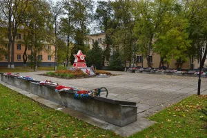 Братская могила советских воинов