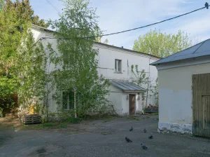 Западный флигель (конюшня)