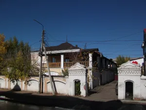Жилой дом с торговой лавкой