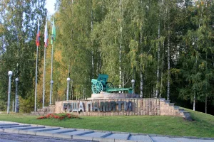 Памятник-пушка защитникам города