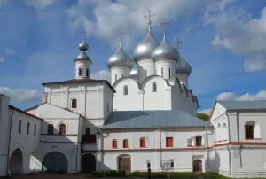 Церковь Воздвижения Креста Господня со Святыми воротами