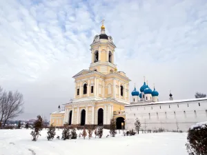Церковь Трёх Святителей в надвратной колокольне