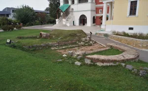 Старая трапезная и Святые ворота (остатки)