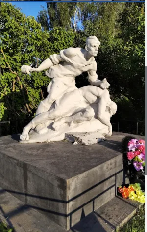 Братская могила советских воинов