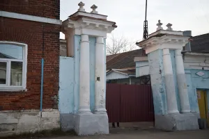 Главный дом с двумя воротами