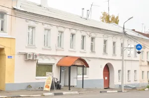 Жилой дом с лавкой