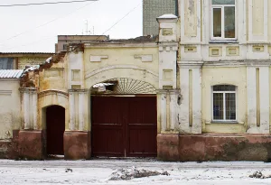Ограда с двумя воротами