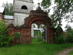 Ограда с двумя воротами
