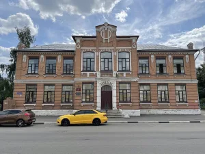 Здание бывшей Романовской школы