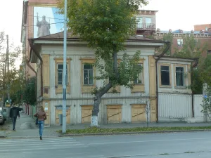 Жилой дом, забор, ворота
