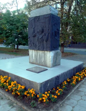 Монумент-памятник на месте захоронения капсулы с обращением комсомольцев к молодежи 2017 г.