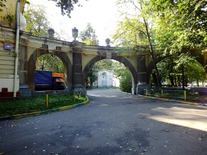 Полуциркульные арки между домами 23, 25, 27 по ул. Маршала Бирюзова
