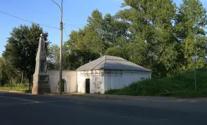 Восточный павильон с проходной аркой и колонной