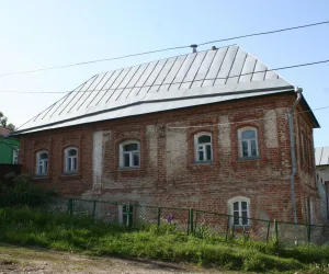 Жилой каменный двухэтажный дом