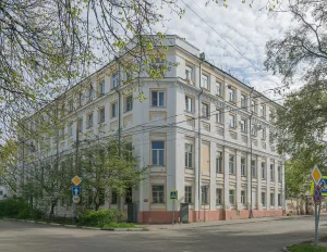 Жилой дом с оградой и воротами