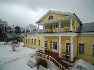 Главный дом с двумя деревянными флигелями и галереями