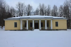 Детский сад с оградой