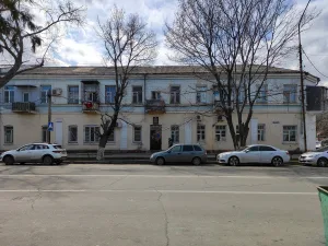 Двухэтажное каменное строение
