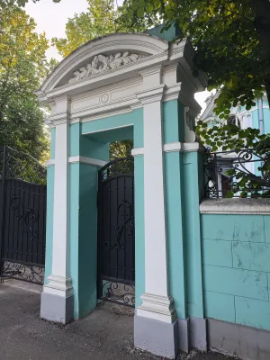 Ограда с решеткой