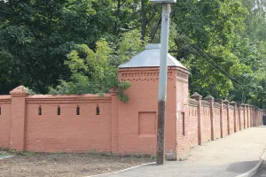Кирпичная ограда Бугровского старообрядческого скита