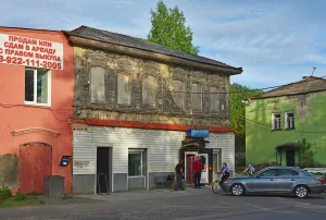 Жилой дом с лавкой