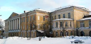 Главный дом с двумя галереями и двумя флигелями