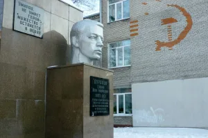 Памятник (бюст) герою-комсомольцу Ивану Дуракову