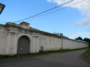 Западная стена монастырской ограды