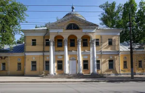 Главное здание (дом Хлюстина)