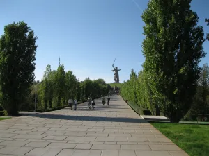Аллея пирамидальных тополей (Центральный район)