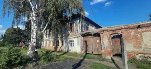 Жилой дом с воротами